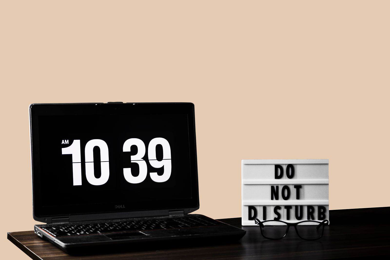 Computer portatile su una scrivania, immagine illustrativa delle cartelle e dei dati di sistema di Windows.