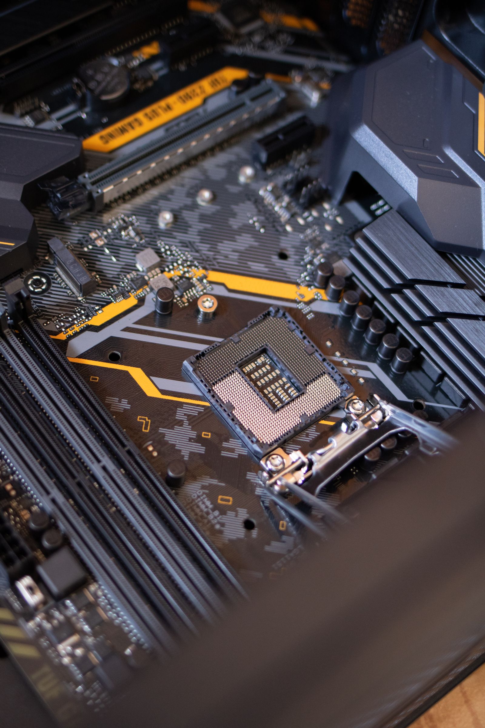 Computer portatile e dispositivi informatici su una scrivania, immagine illustrativa dei driver e del funzionamento dell'hardware.