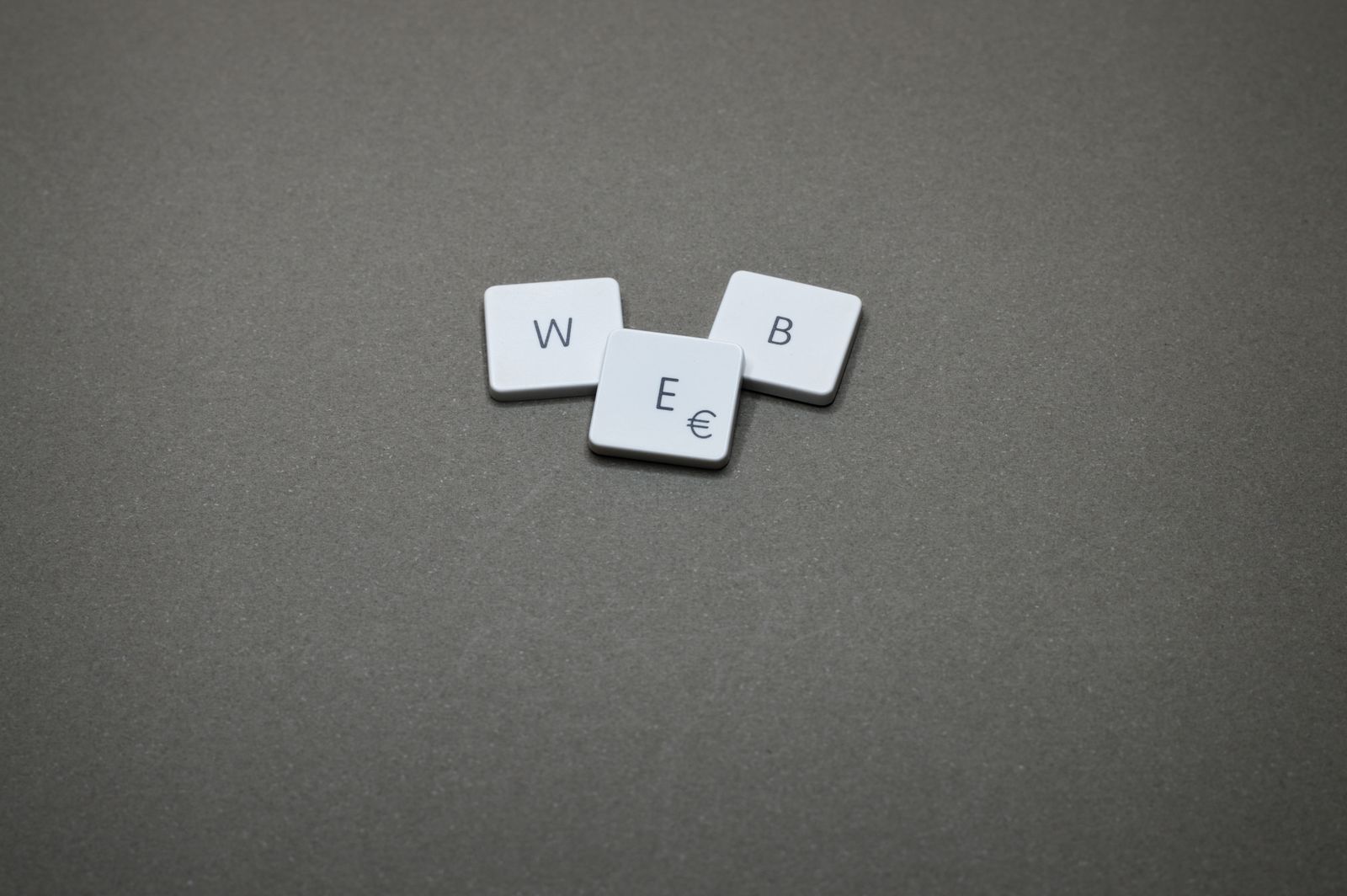 Accessori e dispositivi collegati a un computer, immagine illustrativa dell'uso di un hub USB per collegare più periferiche.