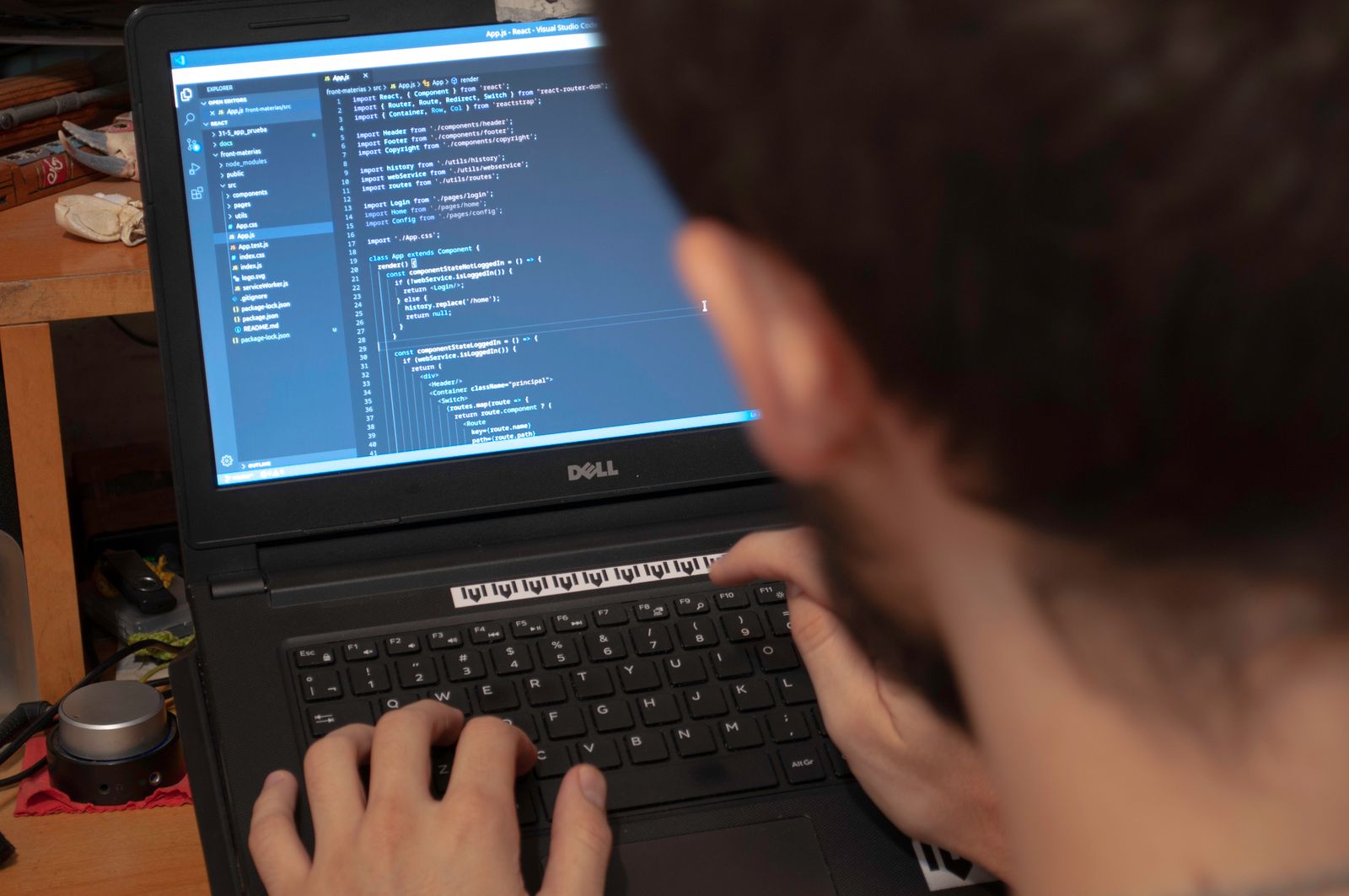 Persona che utilizza un computer portatile, immagine illustrativa per la diagnostica e il ripristino di Windows.