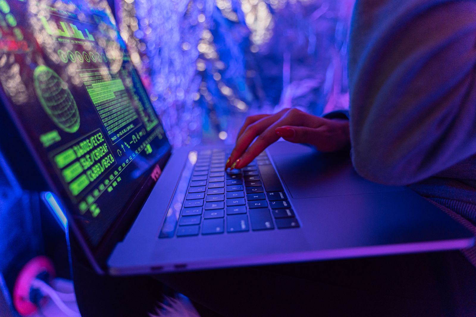 Computer con schermate digitali e attività informatiche, immagine illustrativa sui rootkit e sui malware difficili da individuare.